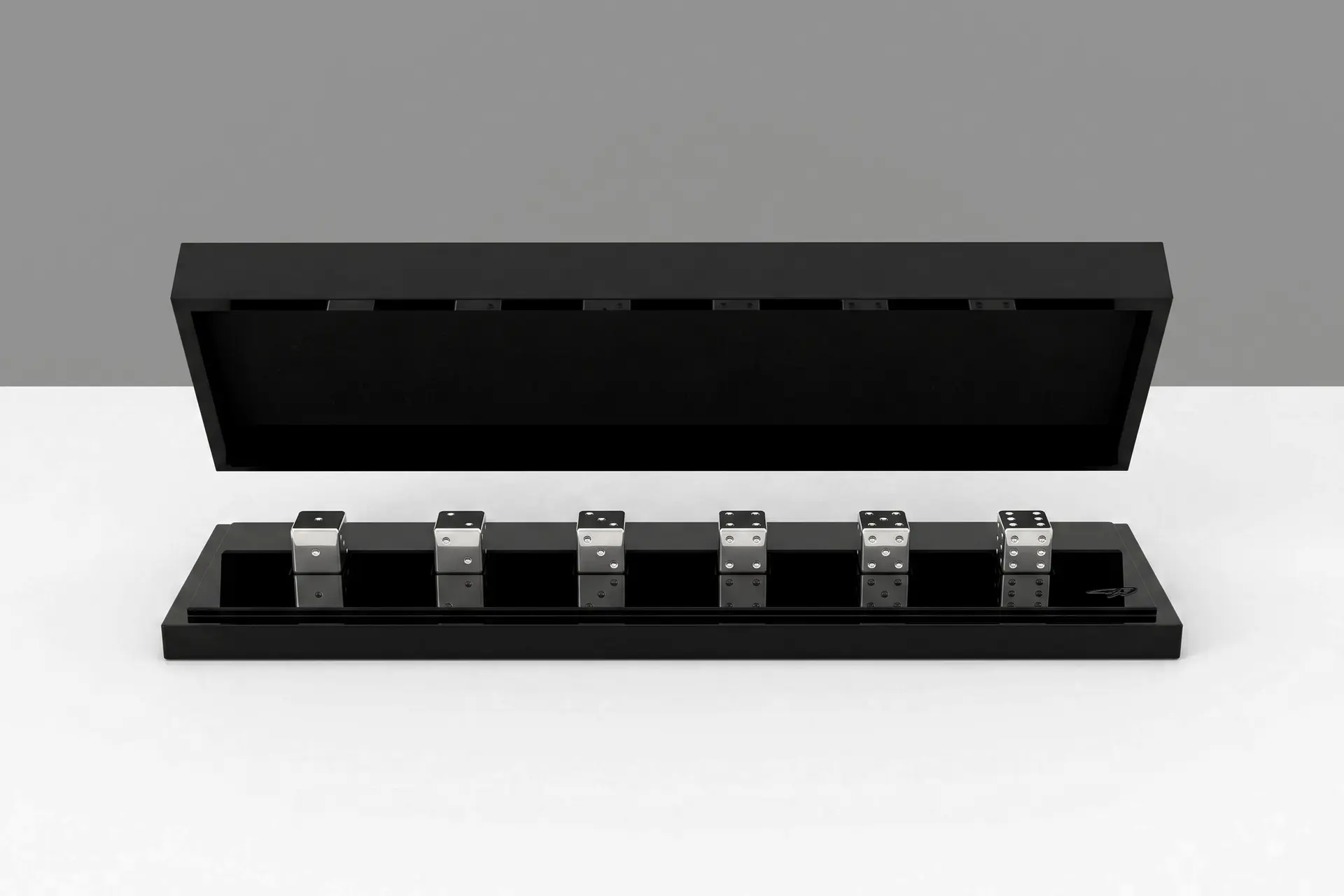 Luck presentation case, open
